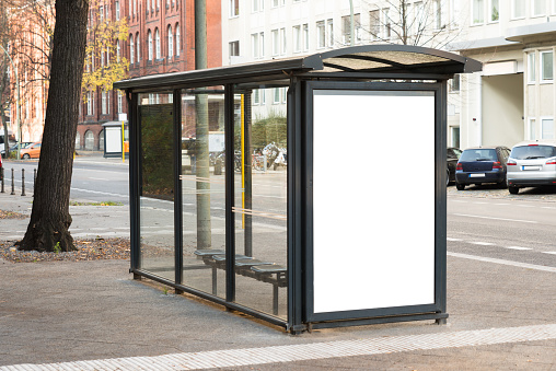 I alt for mange landsbyer og mindre byer er den kollektive trafik blevet ringere gennem de seneste år. Busruter er blevet nedlagt, afgange er blevet færre, og mange borgere oplever, at det er blevet sværere at komme rundt uden bil.
Hos Borgerligt Centrum mener vi, at det er en forkert udvikling.
Unge skal kunne komme til skole og uddannelse.
Pendlere skal kunne komme på arbejde.
Ældre skal kunne handle ind, besøge familie og deltage i aktiviteter uden at være afhængige af andre.
Når den kollektive trafik forsvinder, bliver det sværere at bo og leve i landdistrikterne. Det risikerer at føre til affolkning, tomme huse og lokalsamfund, der langsomt mister deres liv og sammenhængskraft.
Vi mener, at alle danskere skal have mulighed for at komme rundt, uanset om de bor i en storby eller i en landsby. Et Danmark i balance kræver investeringer i kollektiv trafik, der også fungerer uden for de største byer.
Nu vil vi gerne høre din mening:
❓ Hvor mange busafgange er blevet nedlagt i dit område de seneste år?
❓ Ville du kunne komme på arbejde, uddannelse eller til daglige gøremål, hvis du ikke havde adgang til en bil?
Skriv gerne dine erfaringer i kommentarfeltet og del opslaget, så vi kan sætte fokus på udfordringerne i hele Danmark.
#BorgerligtCentrum #DanmarkIBalance #Landdistrikter #KollektivTrafik #Landsbyer #Danmark
med venlig hilsen
Henrik Guldborg Petersen